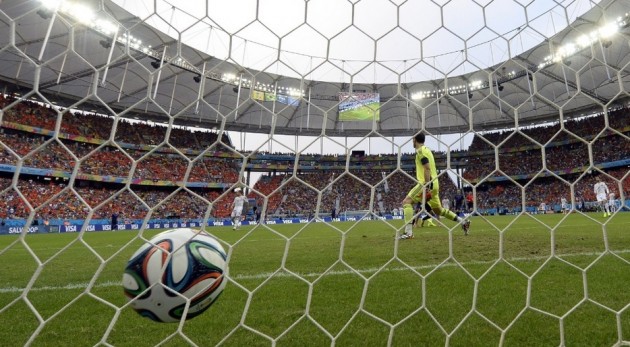 Casillas vê a bola em sua rede. Espanhol levou cinco gols da Holanda