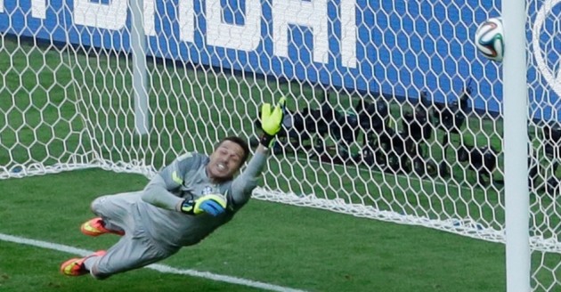 Júlio César defendeu dois pênaltis na decisão contra o Chile
