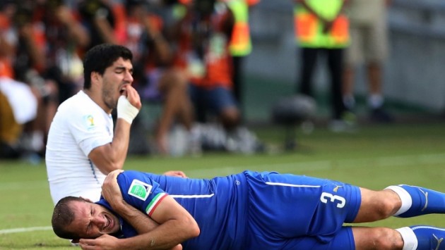 Uruguaio Suárez mordeu o zagueiro italiano Chiellini e foi punido pela Fifa