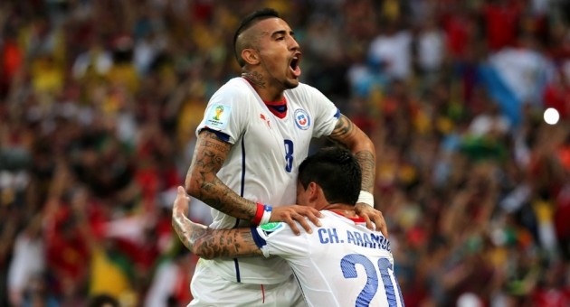 Vidal e Aránguiz comemoram segundo gol do Chile contra a Espanha