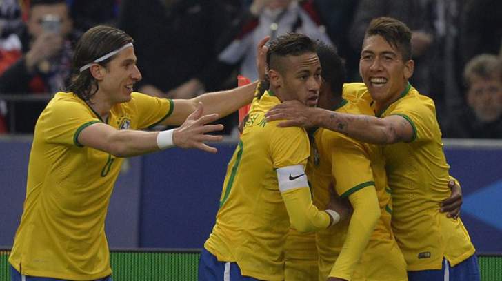 Brasileiros comemoram gol de Neymar contra a França